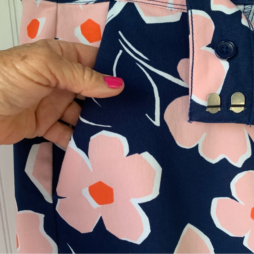 Isaac Mizrahi (Size 16) Pink and Navy Scalloped, Tailored Floral Shorts - Picture 4 of 9